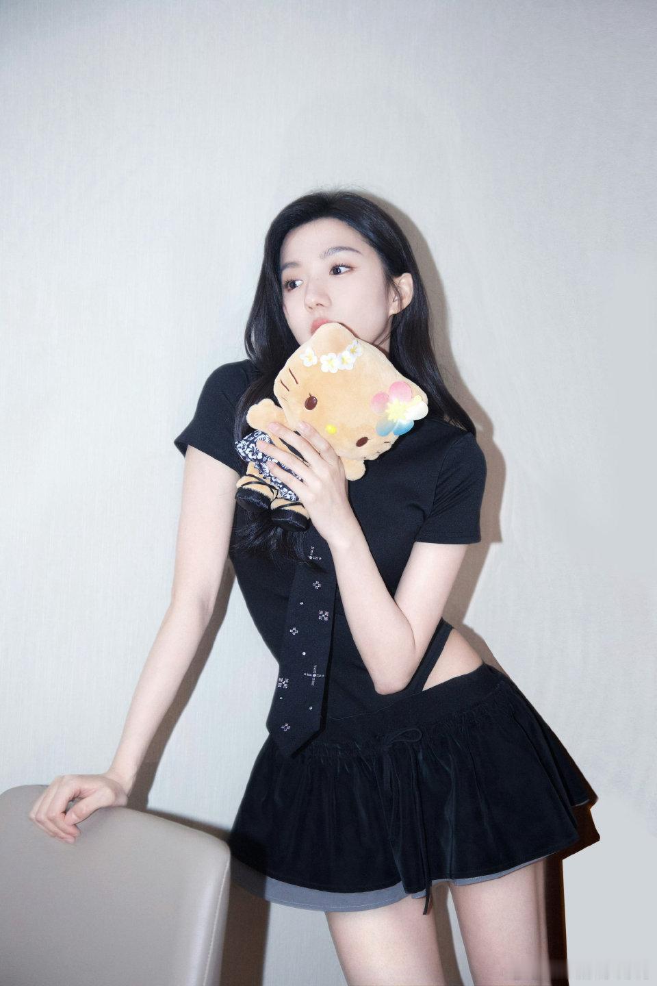 苏晓彤对周雨彤贴脸开大我家那闺女 被苏晓彤逗笑！敢这么“怼”周雨彤的也就她了，这