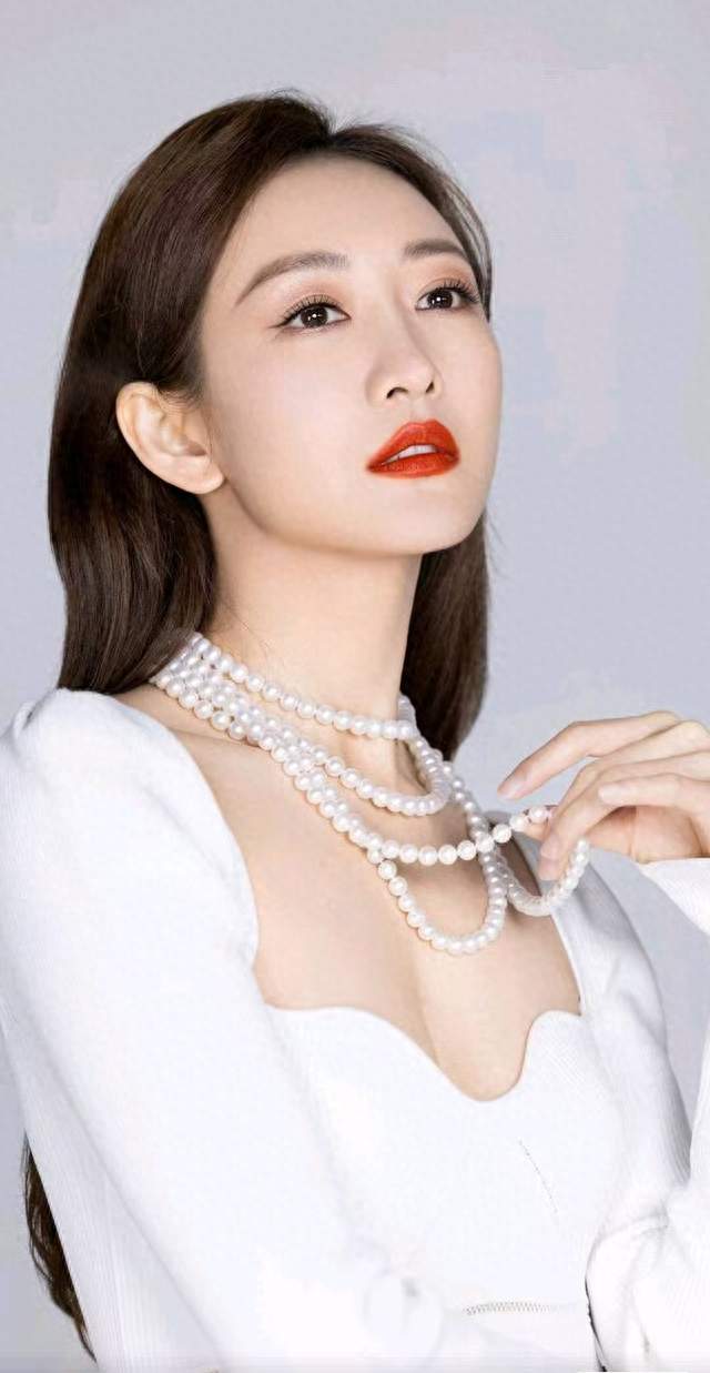 王鸥一身白裙搭配珍珠项链，复古明艳气质太出众