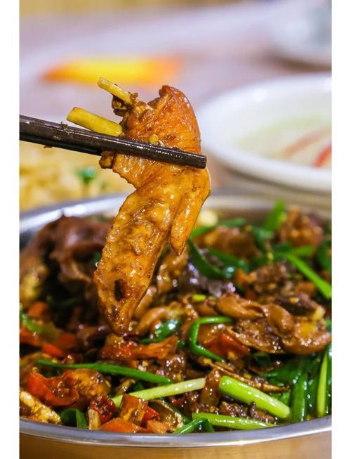 寻味湖南郴州，美味夜宵超全攻略！
郴州夜宵推荐：
1、特色必出烧鸡公、捆鸭、烤牛