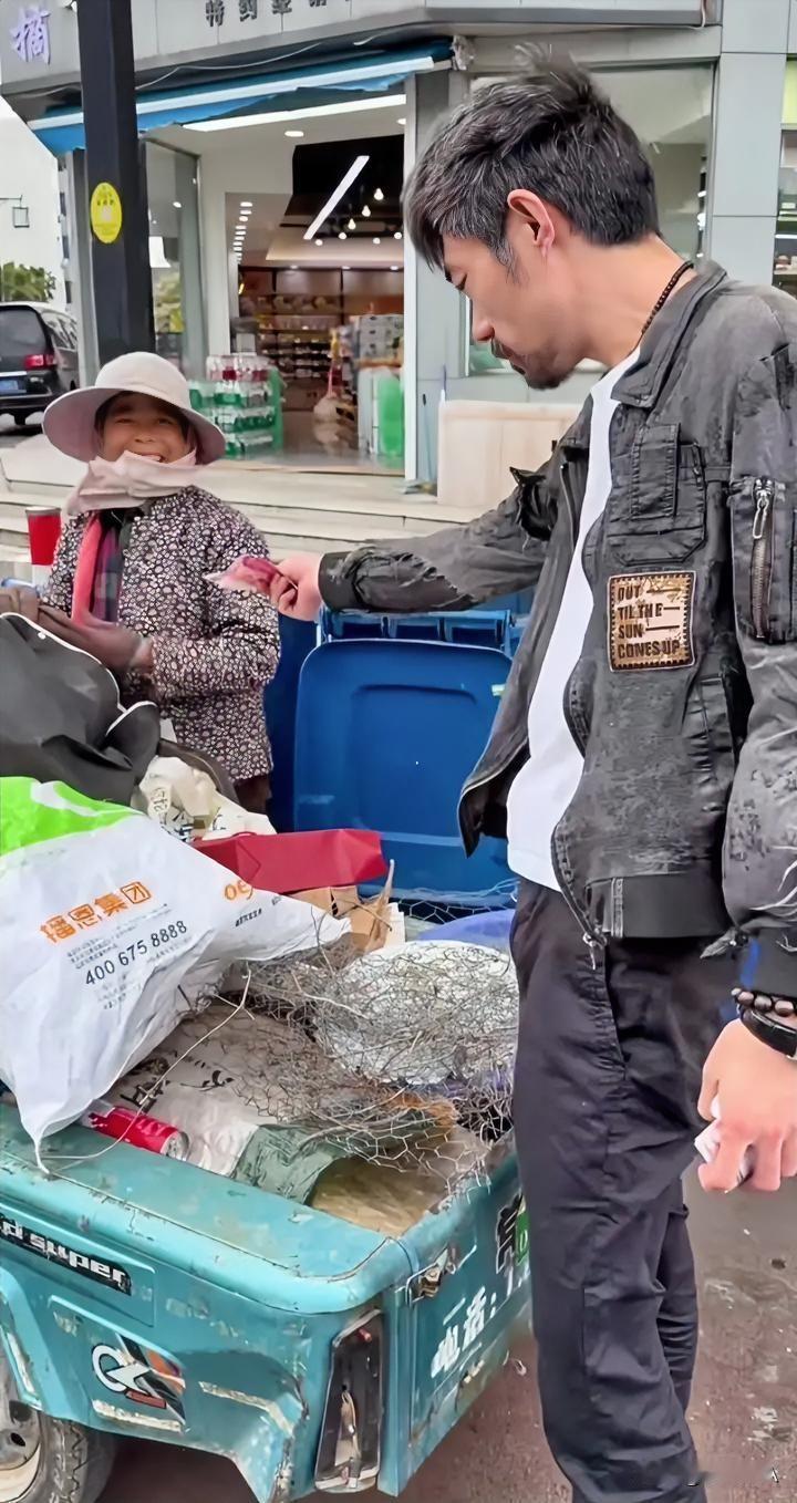 抖音博主阿四又上街发钱了。

百元钞票，直接送给拾荒老人、环卫工阿姨，街头守着三
