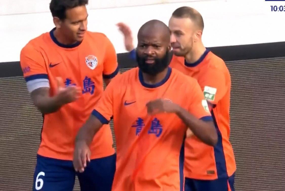 真是一家欢喜一家愁啊！
随着青岛海牛1-0战胜武汉三镇，海牛只要在联赛最后一轮不