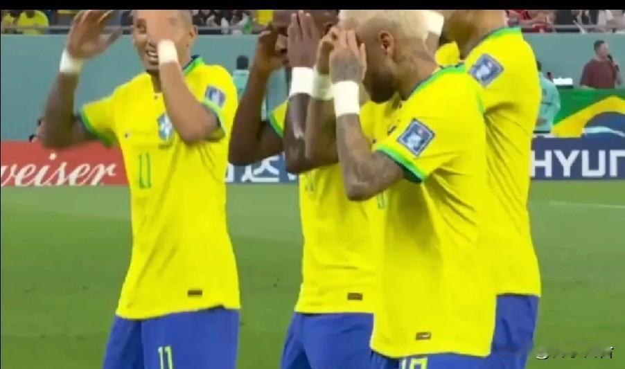 墨西哥足球场袭击事件致11人遇难。

墨西哥是北美洲的一个国家，北临美国。

墨