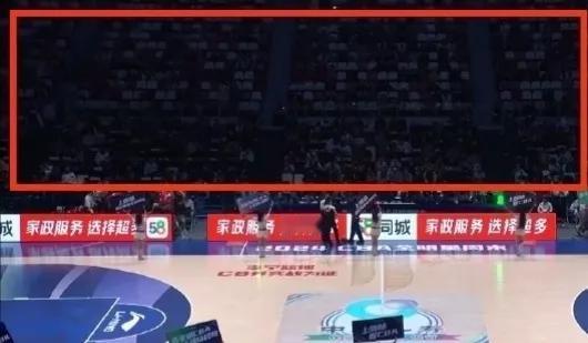 三月份CBA星锐赛，现场空荡荡，入场率不足20%。

去年的那基本上空无坐席，C