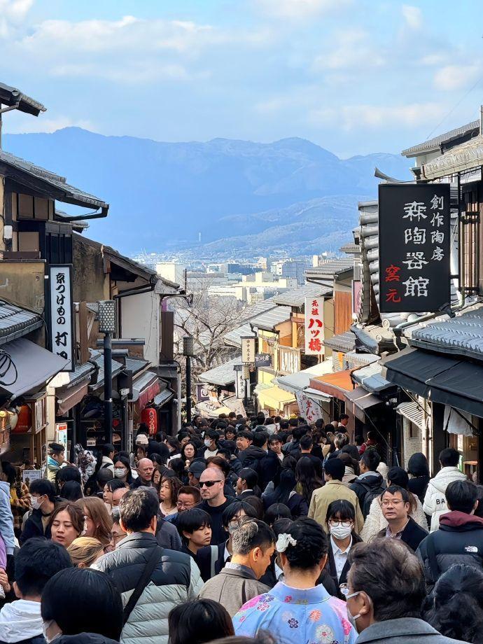 中日关系持续紧张，仍有人冒险前往日本，外交部再发赴日预警。
 
近日中日关系格外