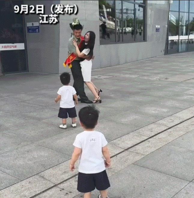 太幸福了！江苏，一军人退伍回家，这军人妻子早早的就带着三胞胎儿子迎接退伍丈夫。而