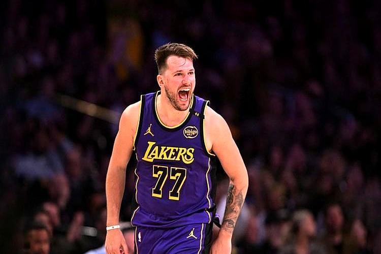 32分领先差点翻车！
 

湖人141-116把老鹰钉在地板，却吓出冷汗。
 