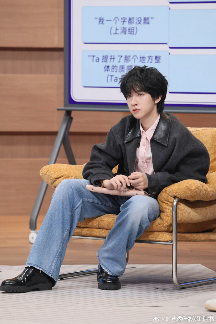 贺峻霖offer8季以来最年轻的老成员贺峻霖说跟徐志胜不熟贺峻霖真的太会抛梗！拿