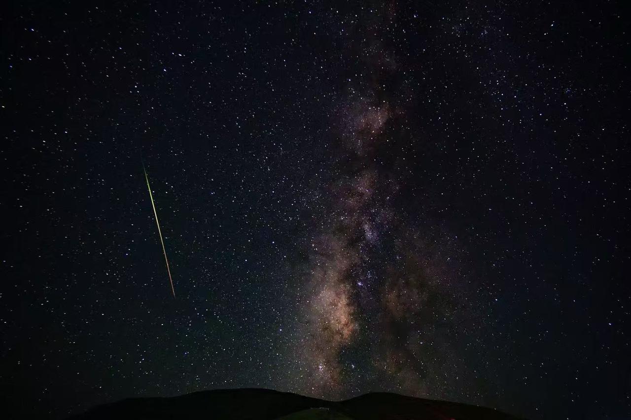 四川旅游，斯丁措天空之镜星空攻略！
📍康定·斯丁措天空之镜
🎫需门票
🌌夜