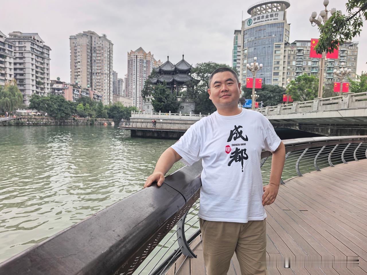 下午，在成都市区，顺着锦江岸边散步。跨过安顺廊桥，经过两河交汇处的合江亭，路过明