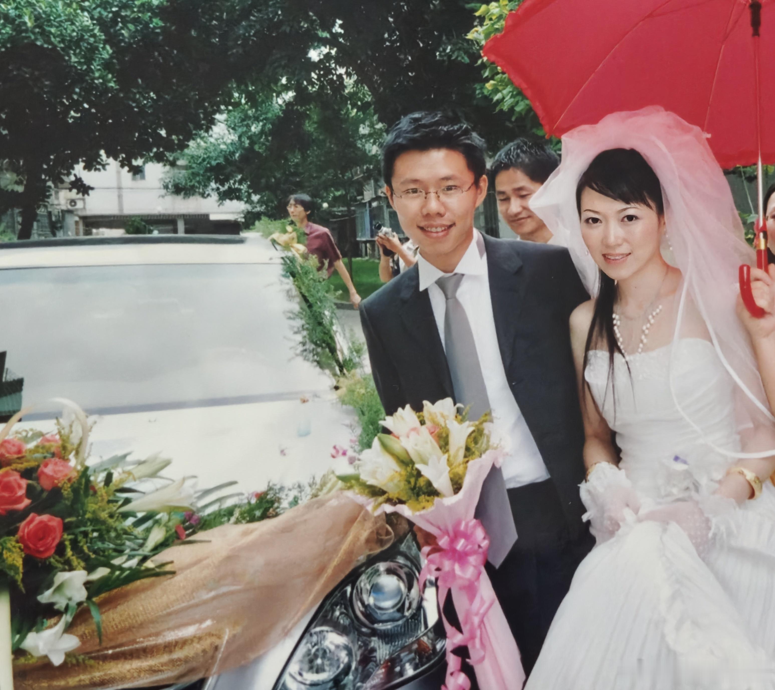 我结婚的照片，猜个年份吧[笑而不语][笑而不语] ​​​