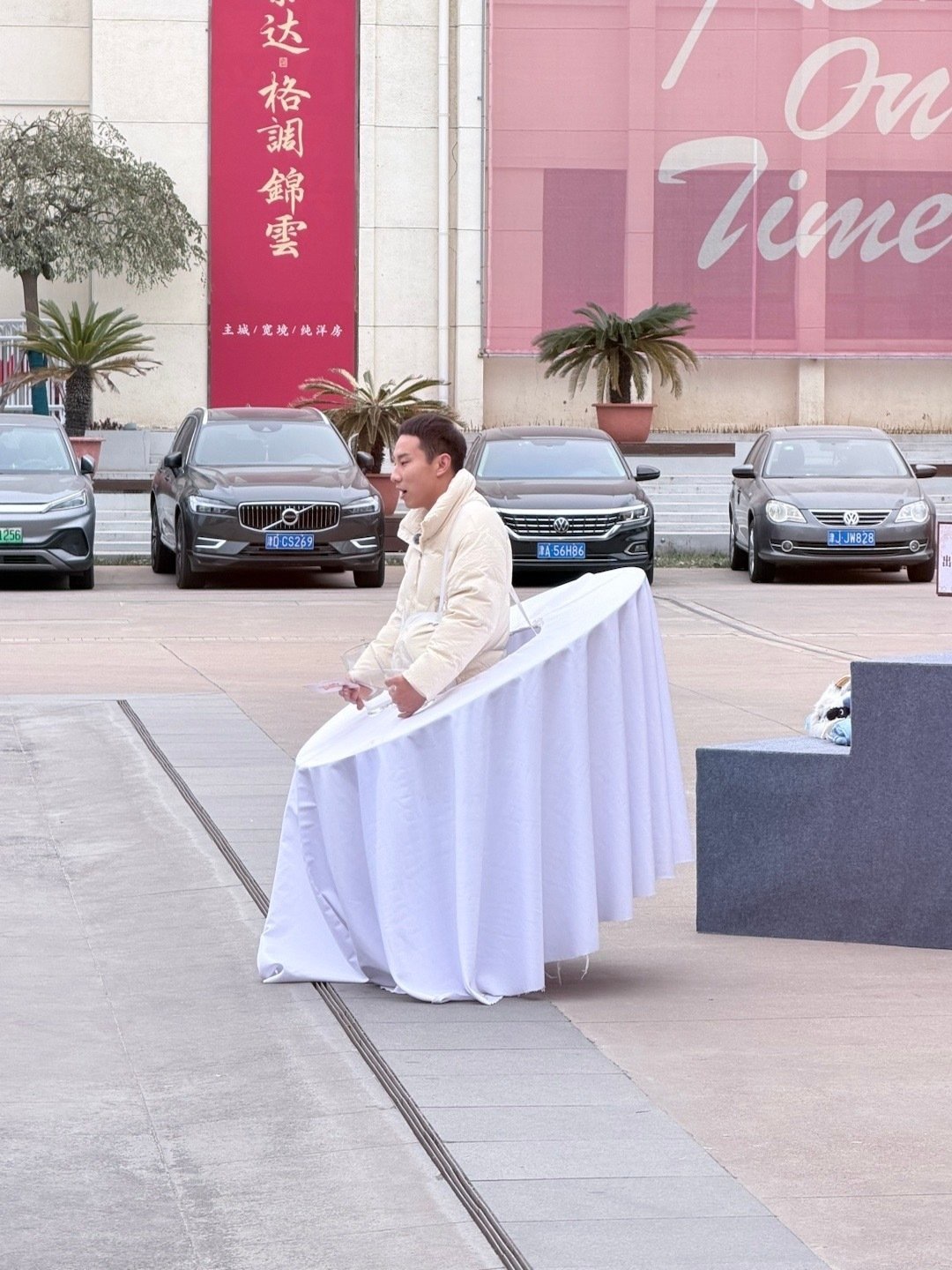 周五晚高疯首录路透天津录制笑疯！艺人下车时颜值在线美帅吸睛，玩起游戏直接放飞自我