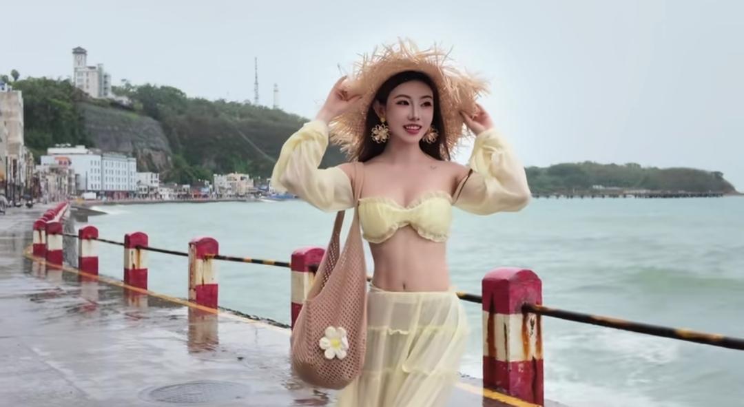 海边风景美，美女在享受阳光。