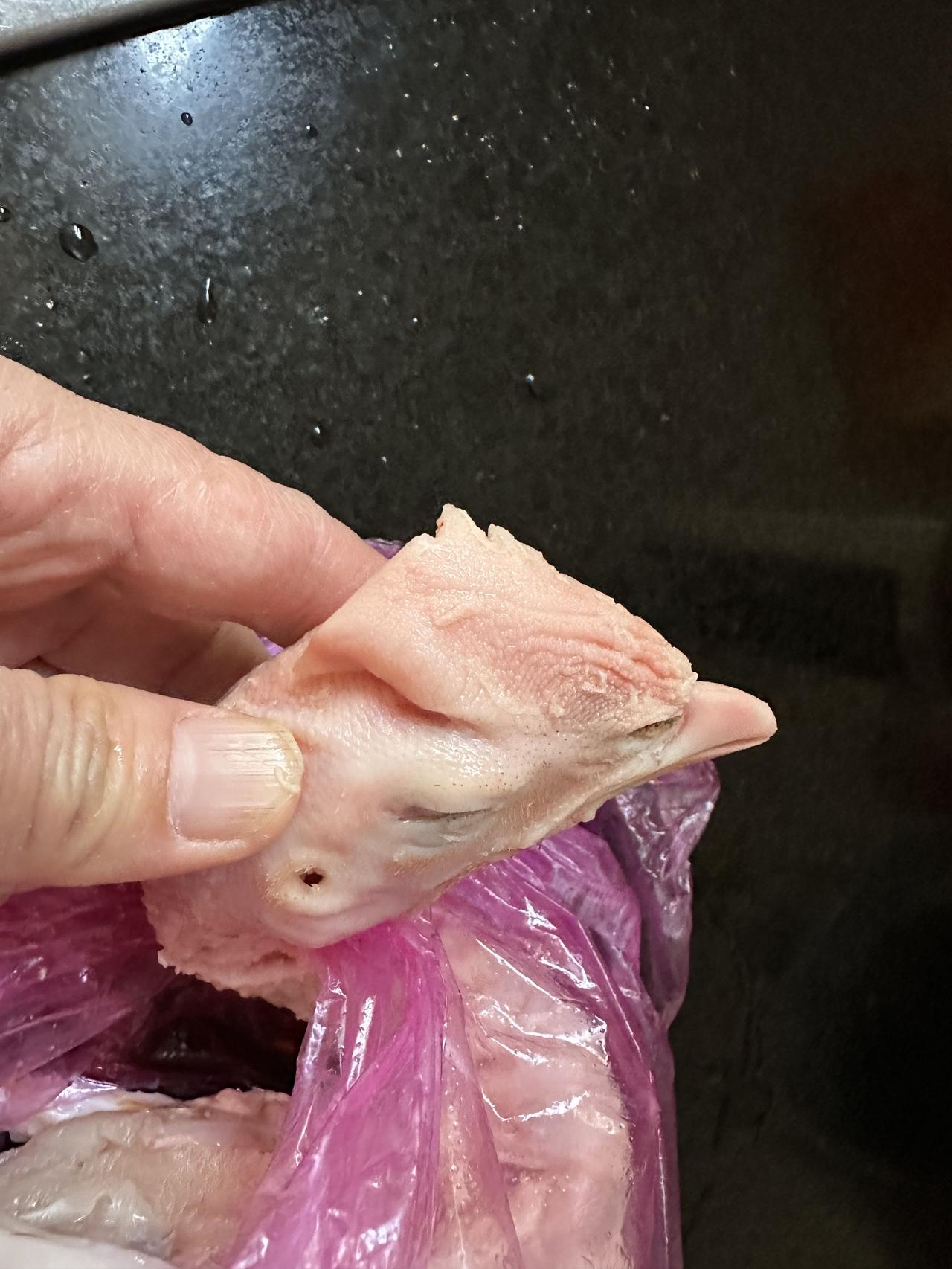 把公鸡的鸡冠剪掉一截就能变成母鸡吗？

昨天花了110元钱买回来一只两斤多重的母