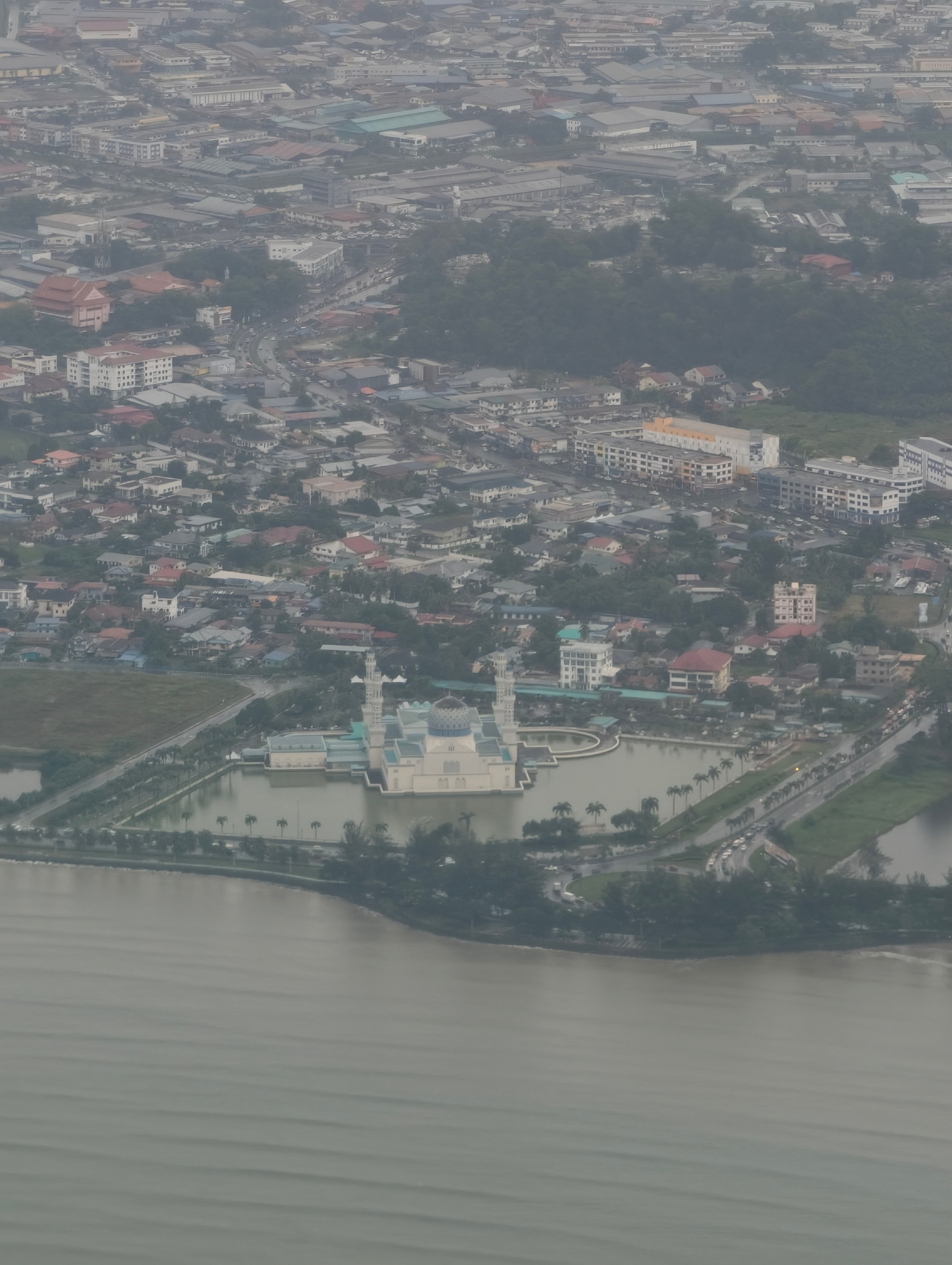 回来的飞机上隔着窗航拍了一张水上清真寺🕌天气比较糟糕。原图和后期对比，用自带相