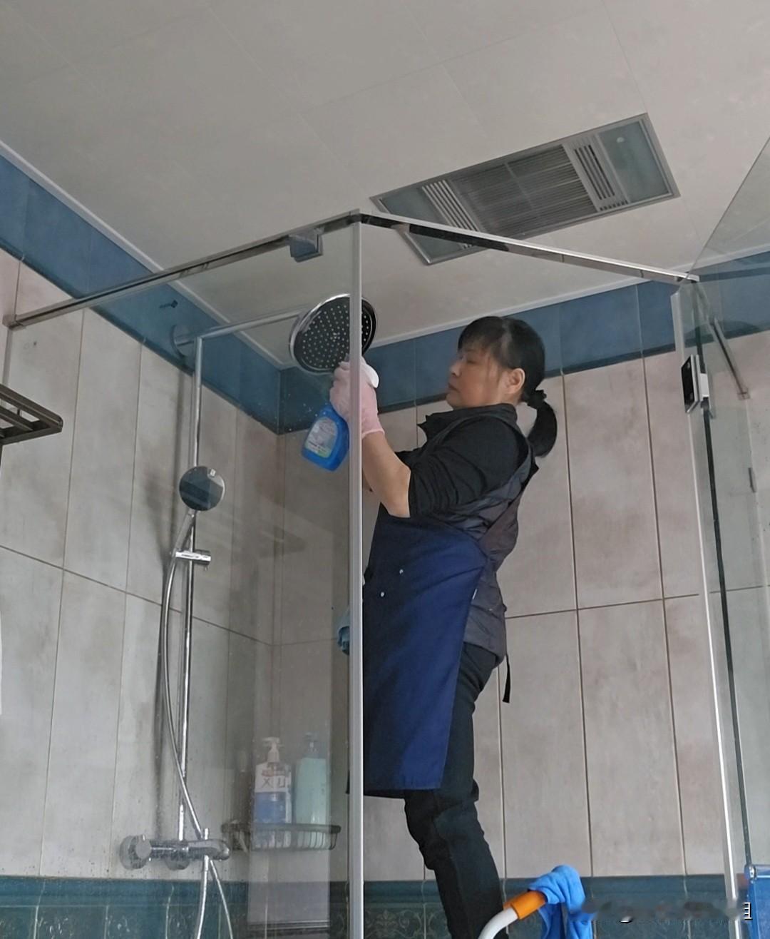 中午不想回家吃，回家也没得吃，我老公不会做莱，只会煮饭。

我是做家政的大姐，上