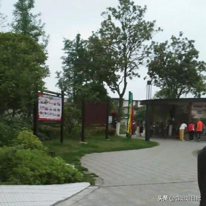 今天，我还是和大家聊一聊这个万能账户。先生上个月62岁的时候买的是泰康鑫享世家优