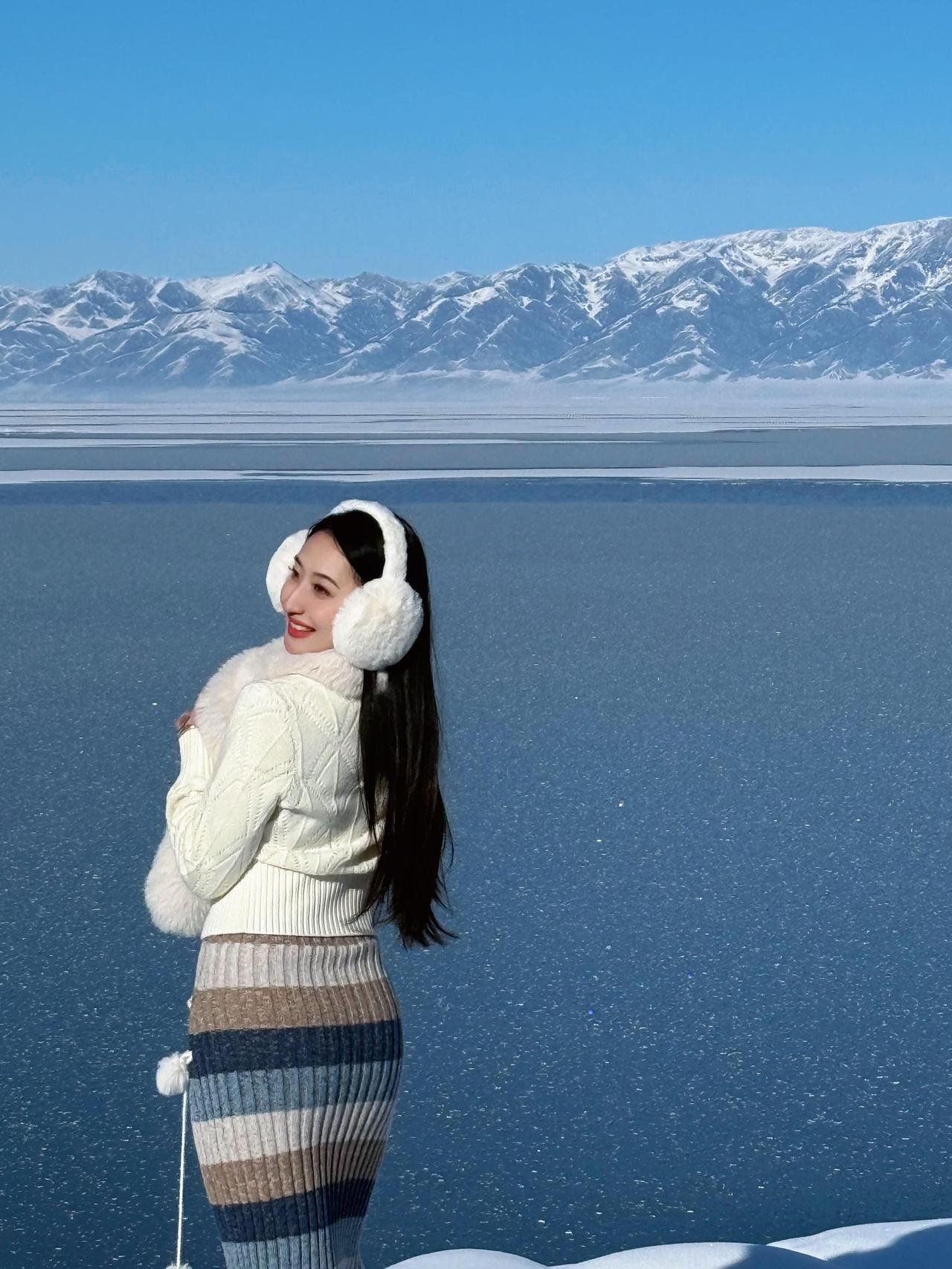 当春风吻上伊犁的雪，掠过赛里木湖，那冰层裂开的声音，是春天写给大地的第一封信。