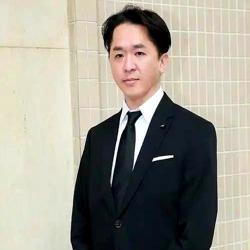 香港最“怂”的富二代邓兆尊，他守着15亿遗产躺吃了27年，利息滚到17亿。3个女