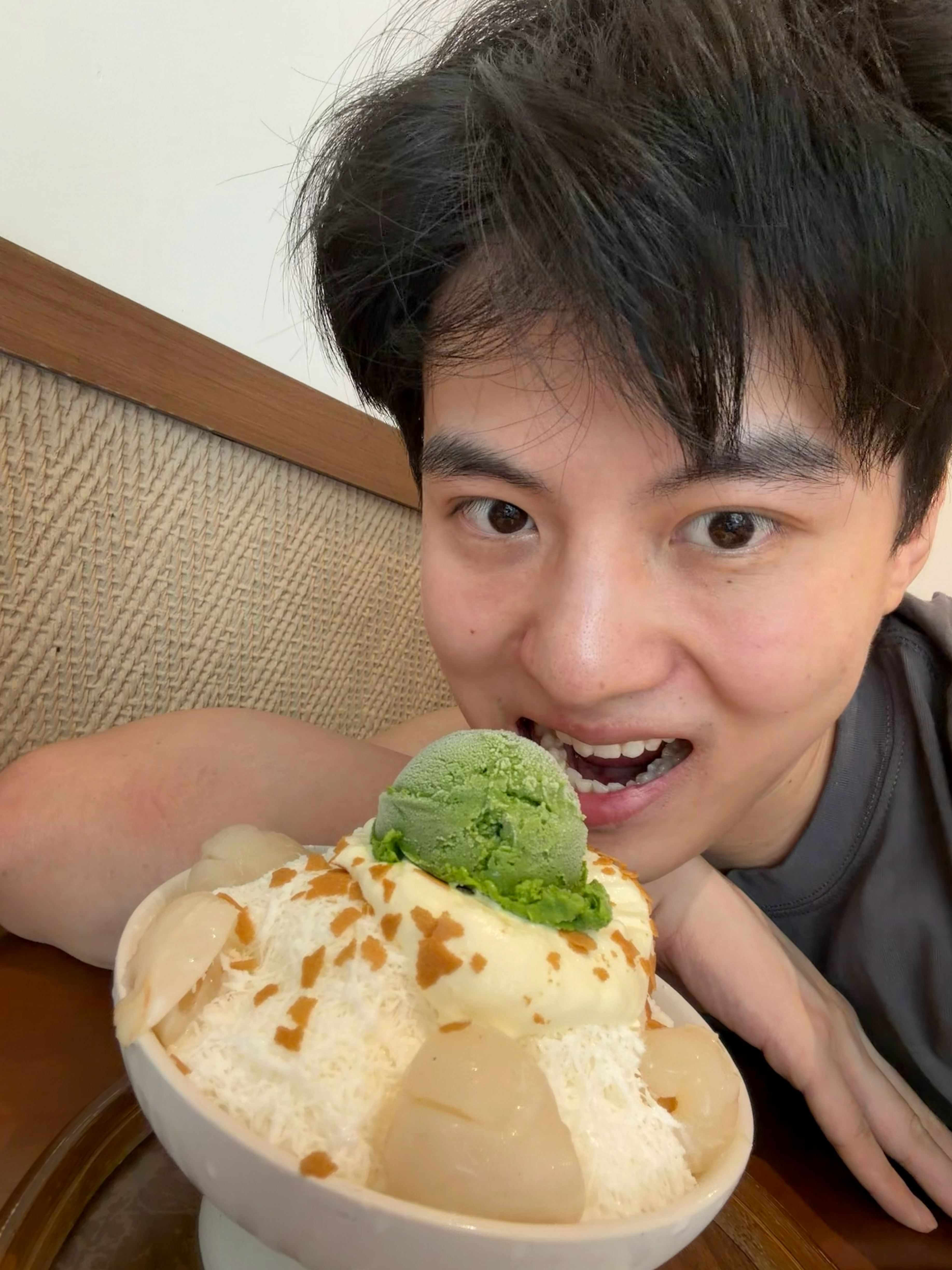 想拍一张搞怪照片，发现苹果肌大的吓人，谁能把我的苹果肌带走