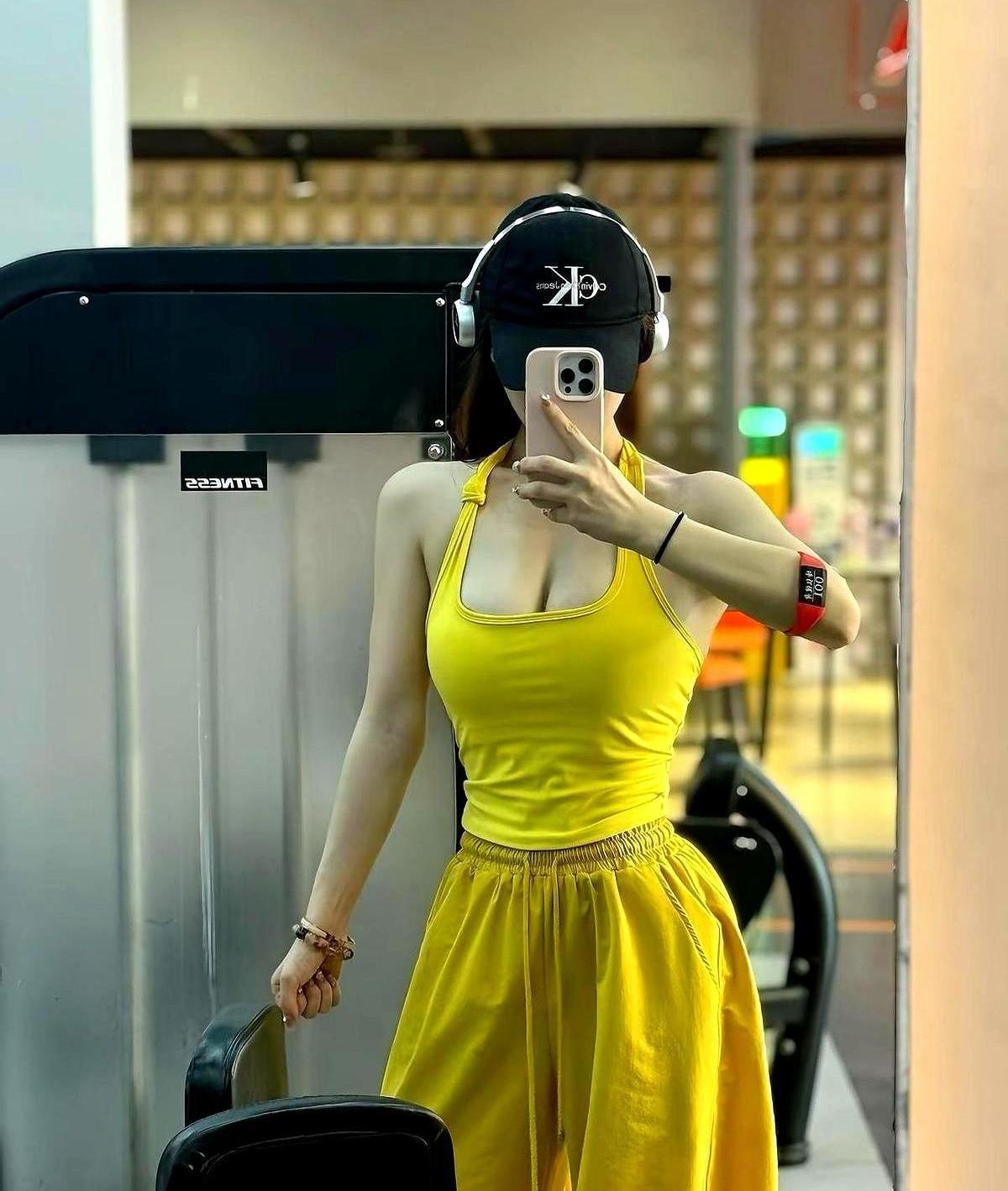 别再只知道吃钙片了，协和医院给更年期门诊的阿姨们开出了新方子。
一位50岁的李阿