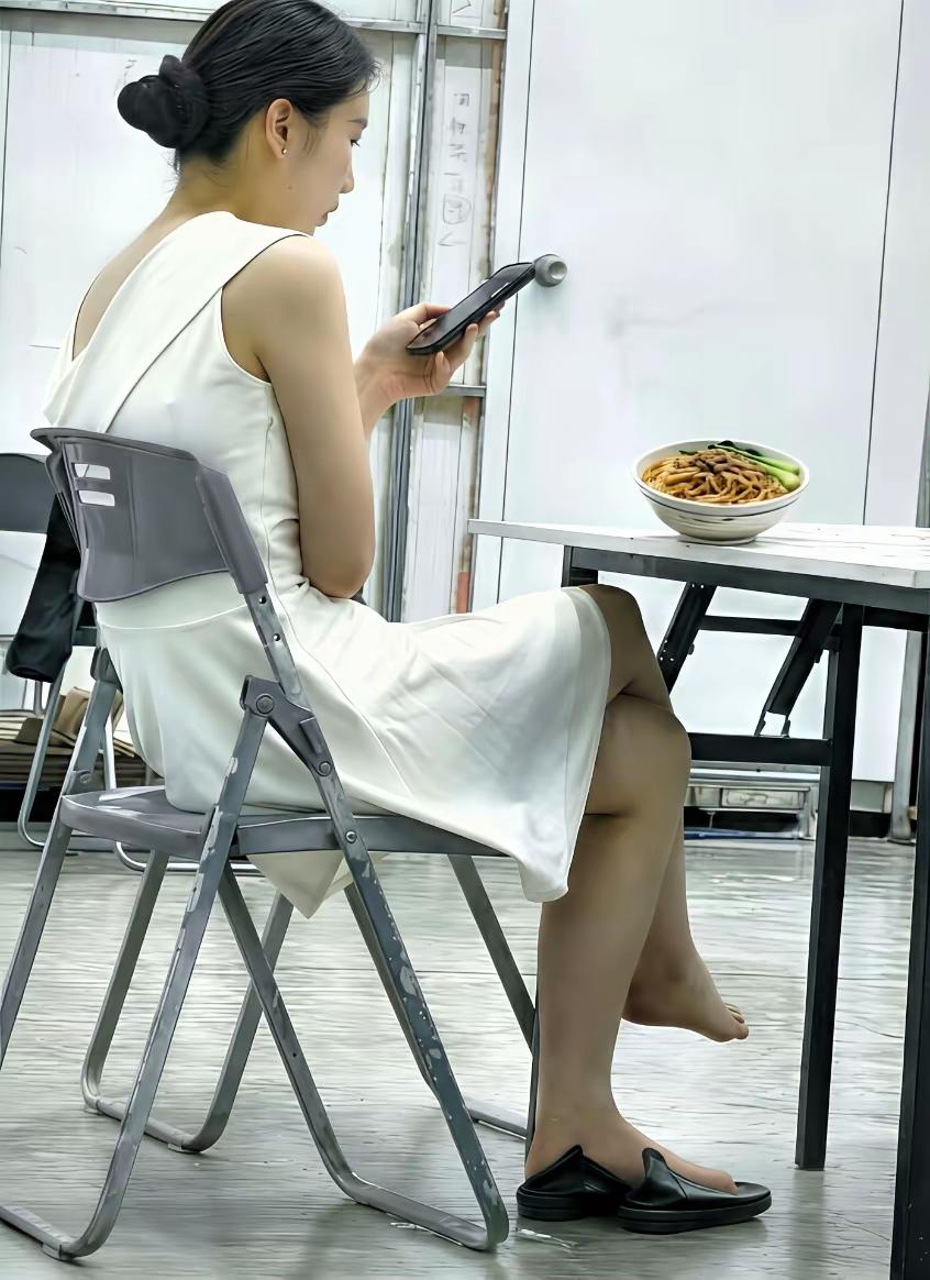 这种吃饭喜欢脱鞋子的女人是为什么？