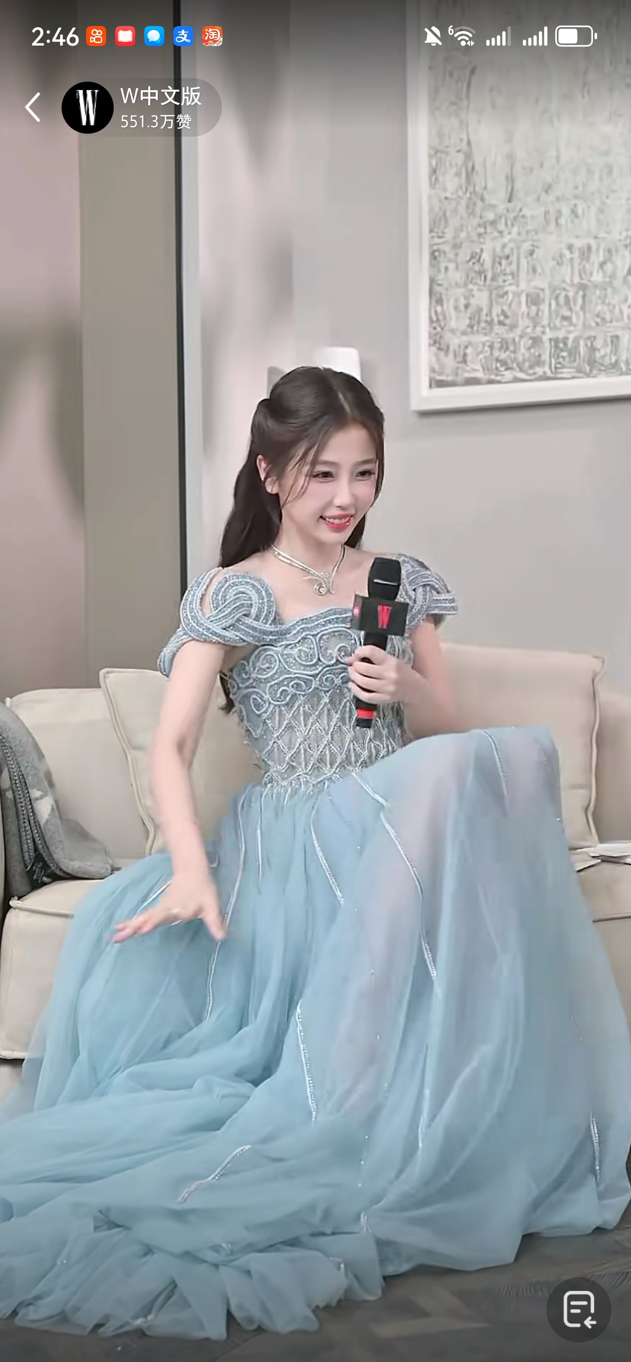 虞书欣红毯发型咋换成披发了，出发图的发型好看 ​​​