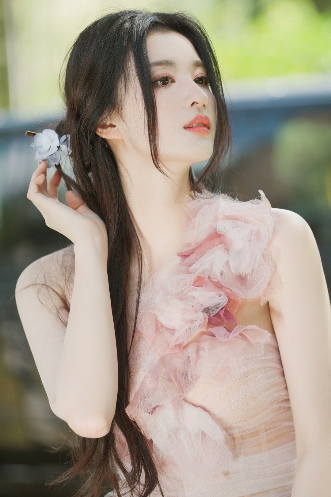 #王楚然中式簪花妆造#、#王楚然绒花发簪#  王楚然中式簪花妆造，王楚然绒花发簪