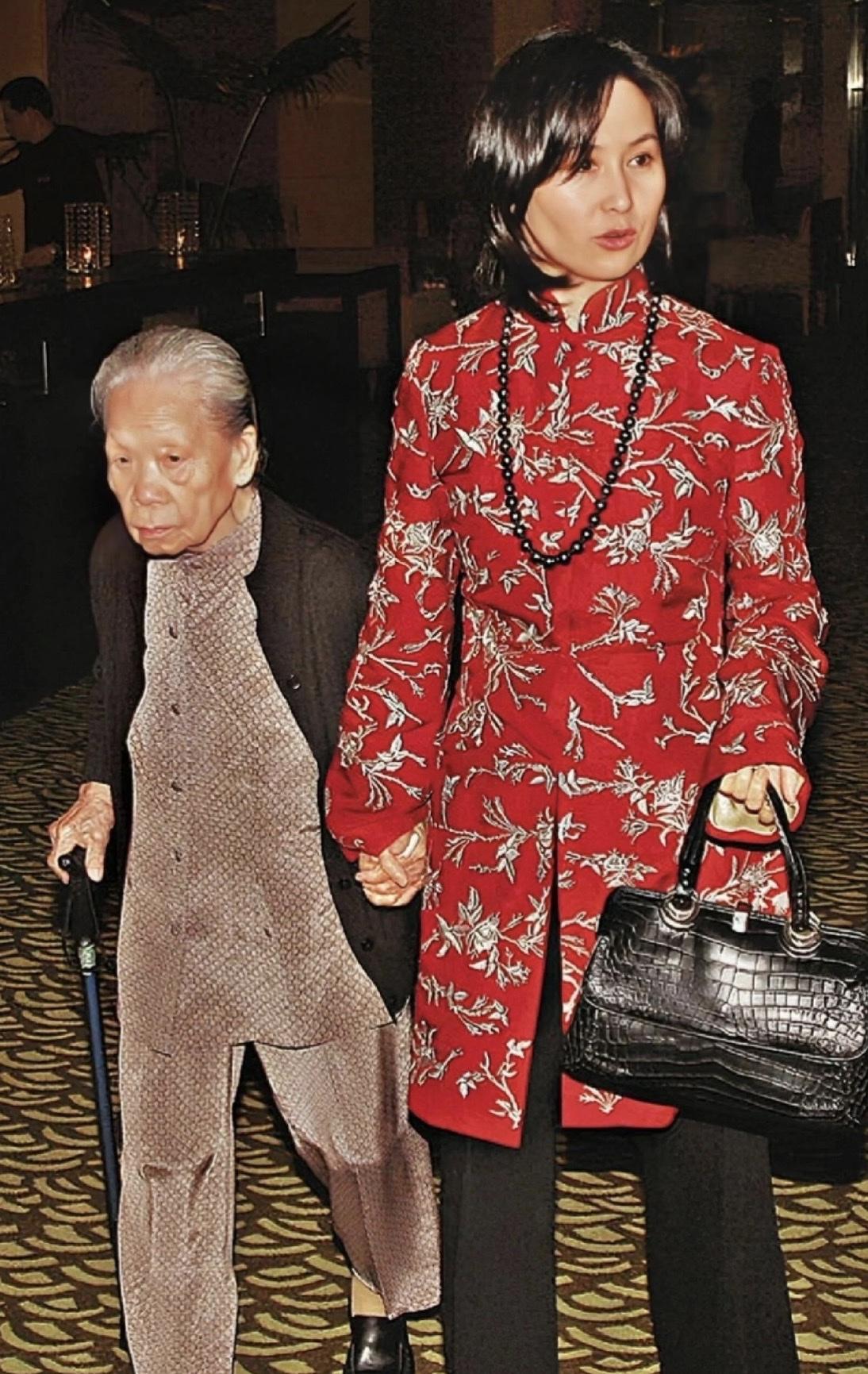 没想到身家千亿的赌王千金何超琼，出席正式晚宴时，身边搀着的不是商界名流，是满头白
