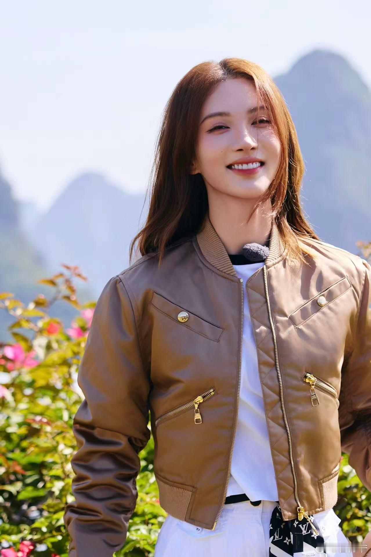 金晨被鸡蛋烫成哥斯拉了 这段反应真的是太经典了！金晨的自然反应让人觉得非常亲切，