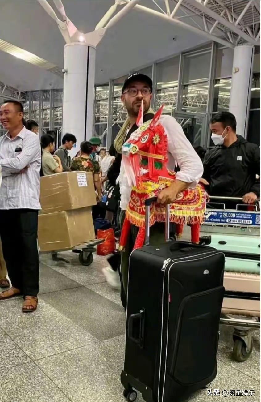 中国阴间文化成功输出，老外买了个纸扎小马带回家 [泪奔]