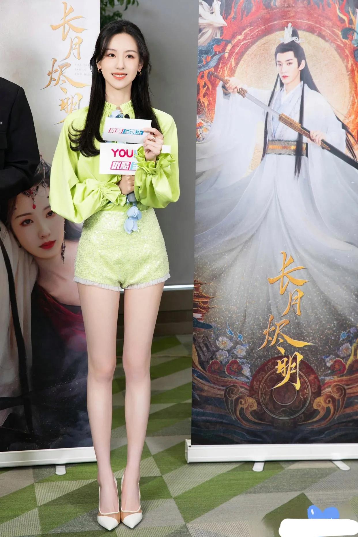 陈都灵好苗条啊，宣传《长月烬明》真的很用心啊！陈都灵的颜值真是越来越高了！