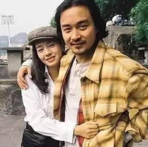 2003年，张国荣在跳楼前，曾约前女友毛舜筠喝下午茶，临别前张国荣拉住她的手说: