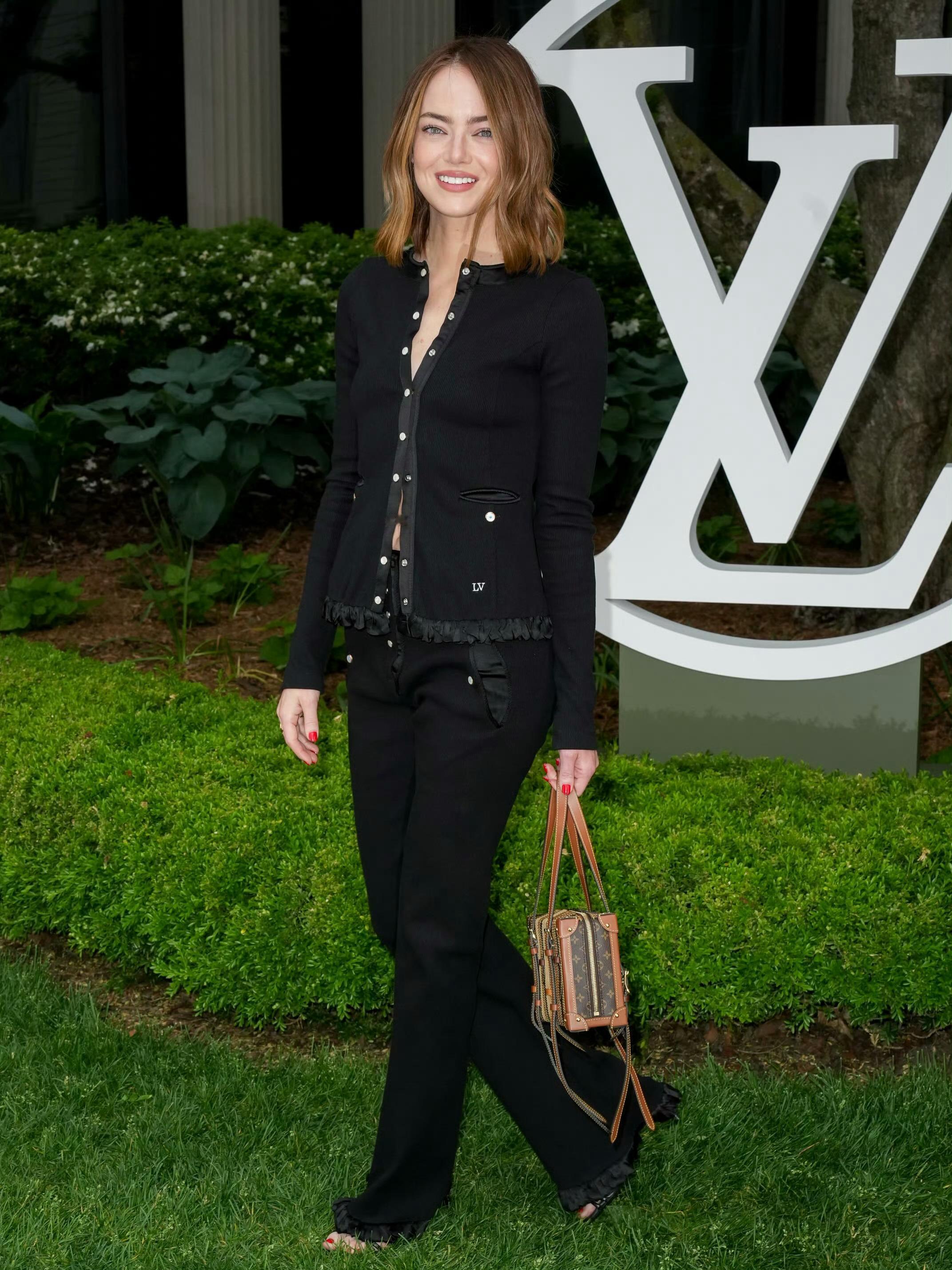 出席Louis Vuitton 2027早春度假系列发布秀的石头姐Emma St
