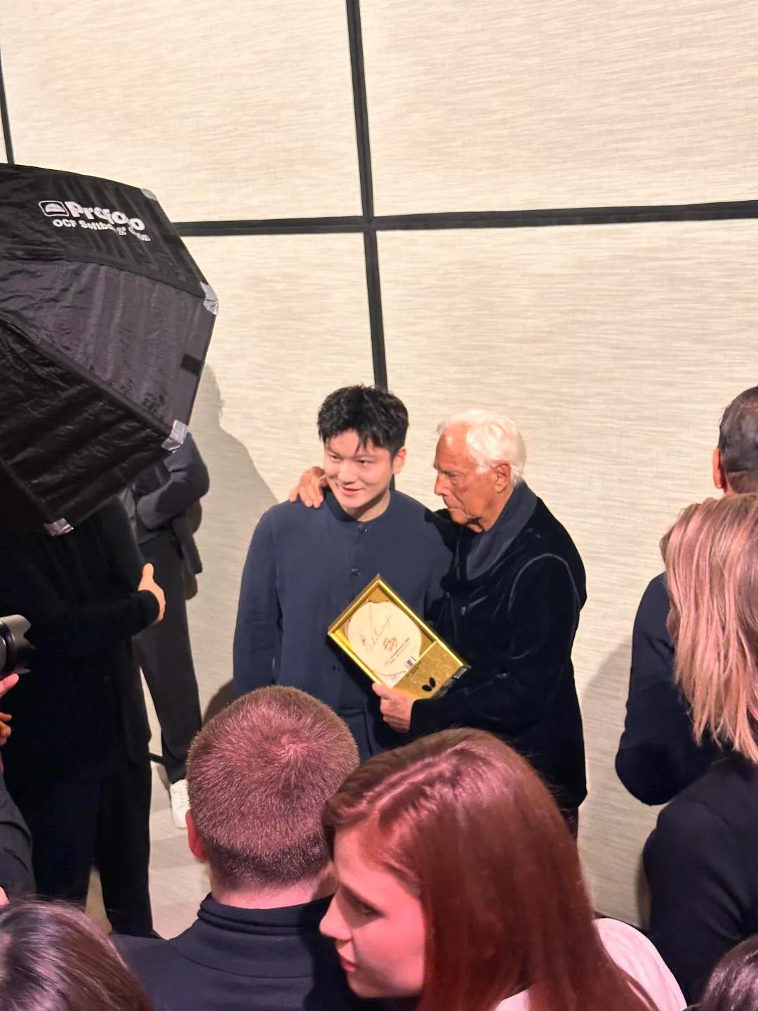 樊振东和这位老人合影，沸腾了，走向了全世界，阿玛尼品牌挚友，非樊振东莫属！
东哥