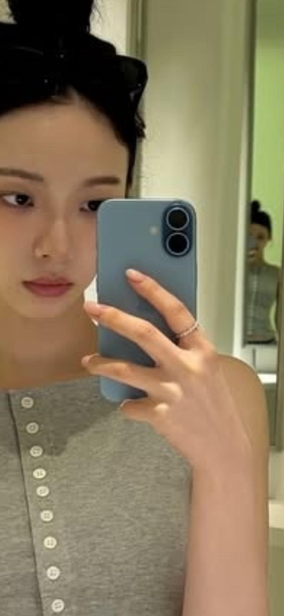 难得刷到一个好看的小姐姐用的是标准版iPhone！ 