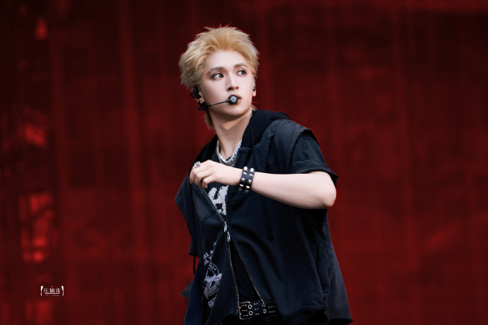 严浩翔性感小野猫严浩翔眉钉小烟熏MAN感 严浩翔眉钉小烟熏MAN感，严浩翔性感小