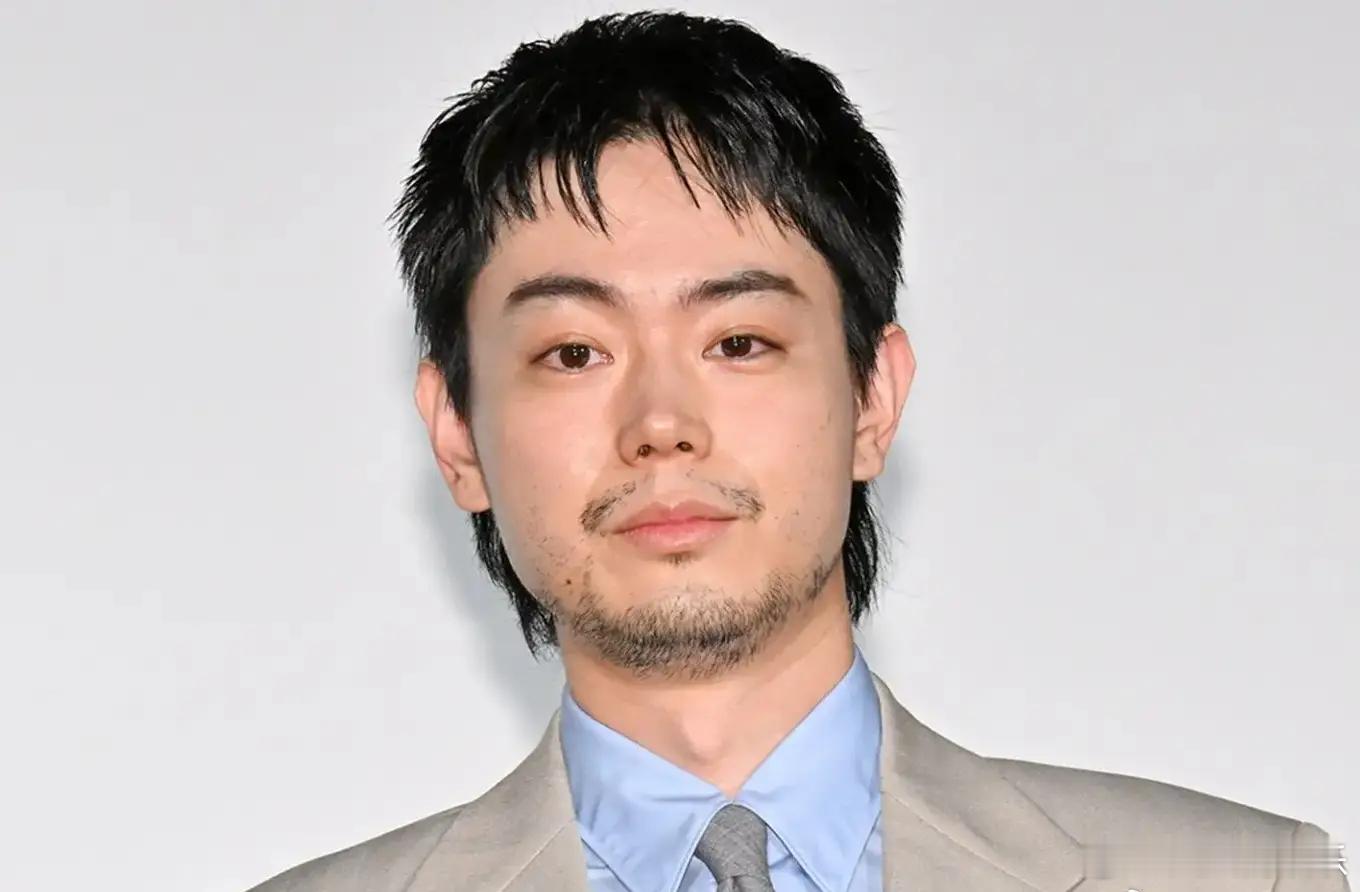 【#菅田将晖拍戏胖了14斤#】 #菅田将晖拍戏吃太多胖14斤#据日媒报道，近日，