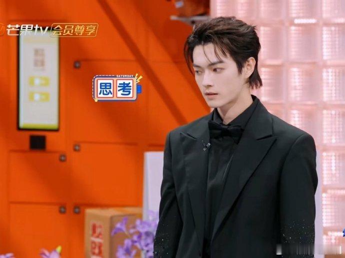 许凯一个动作让田曦薇笑不停 许凯偷吃东西直接用嘴的动作太意外，田曦薇被逗得笑到眼