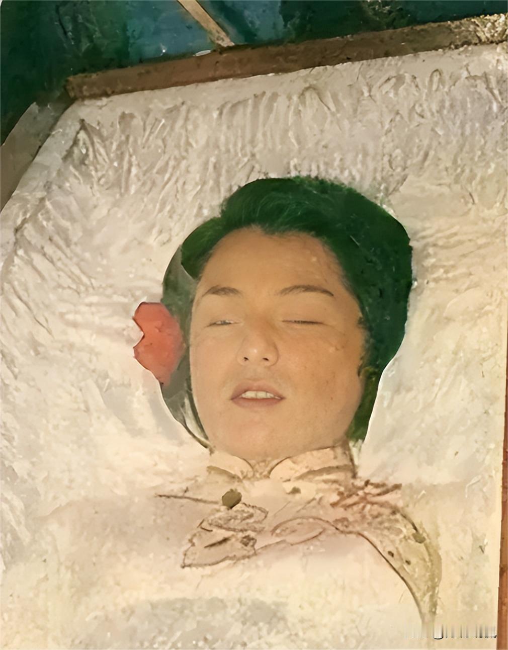 1985年，26岁的翁美玲在家中开煤气自杀，出殡之前，有记者偷偷拍下她的遗容。只