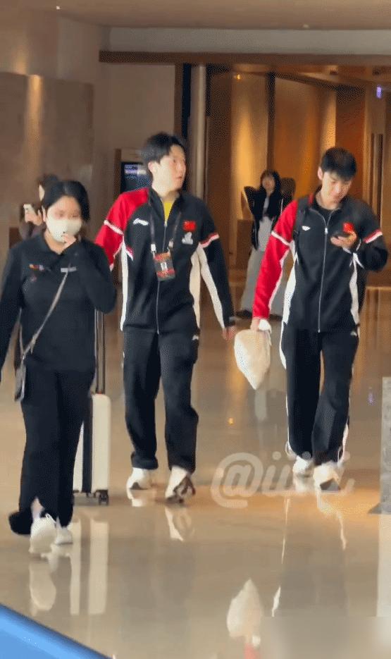 莎莎和大头今日份上训啦，莎莎好可爱自己给自己拍拍手掌，上班啦～

看下来就是他们