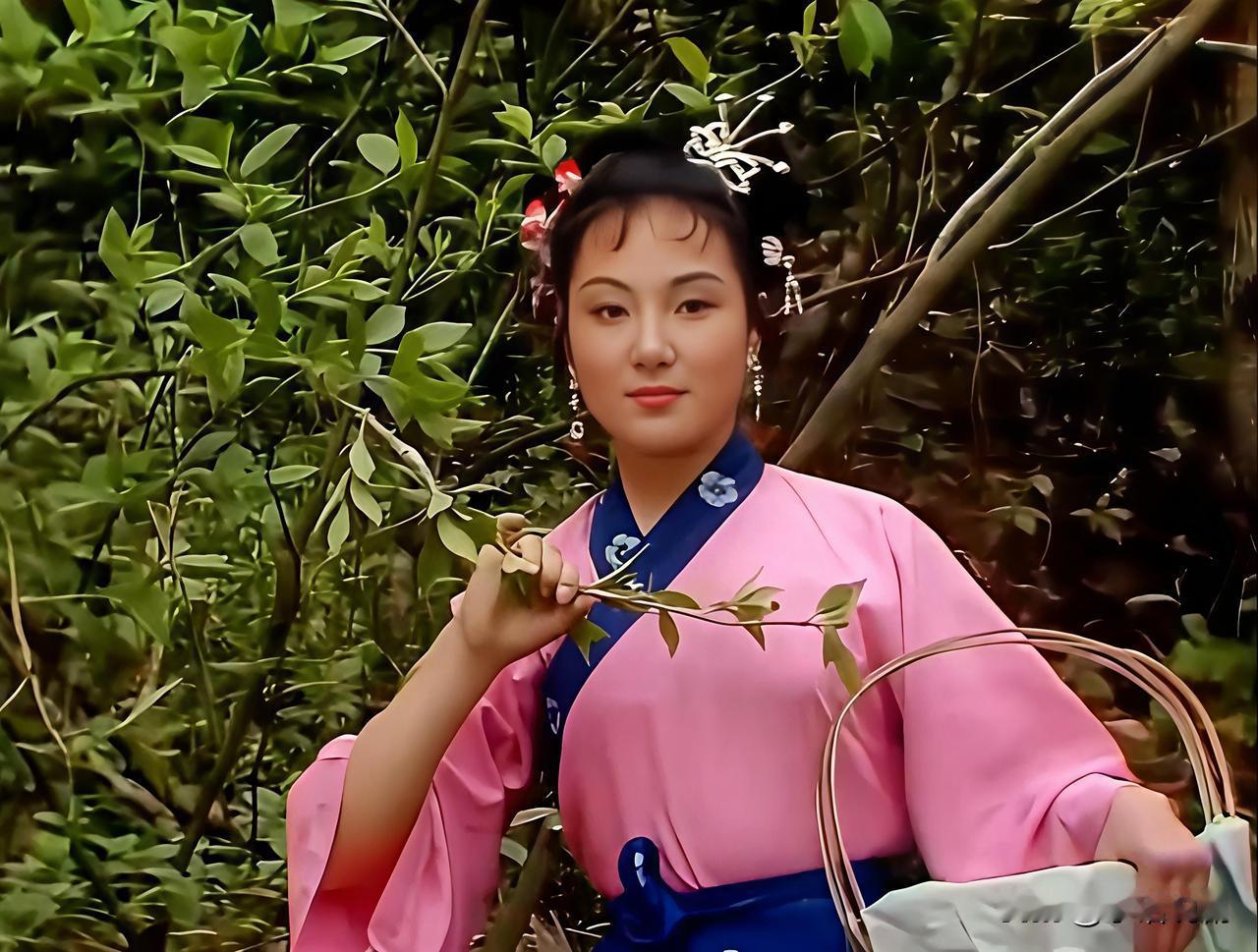 妙龄村姑，是白骨精首次化身的送饭农妇，原为老虎岭上一普通人家的女儿，被黑狐精掳至