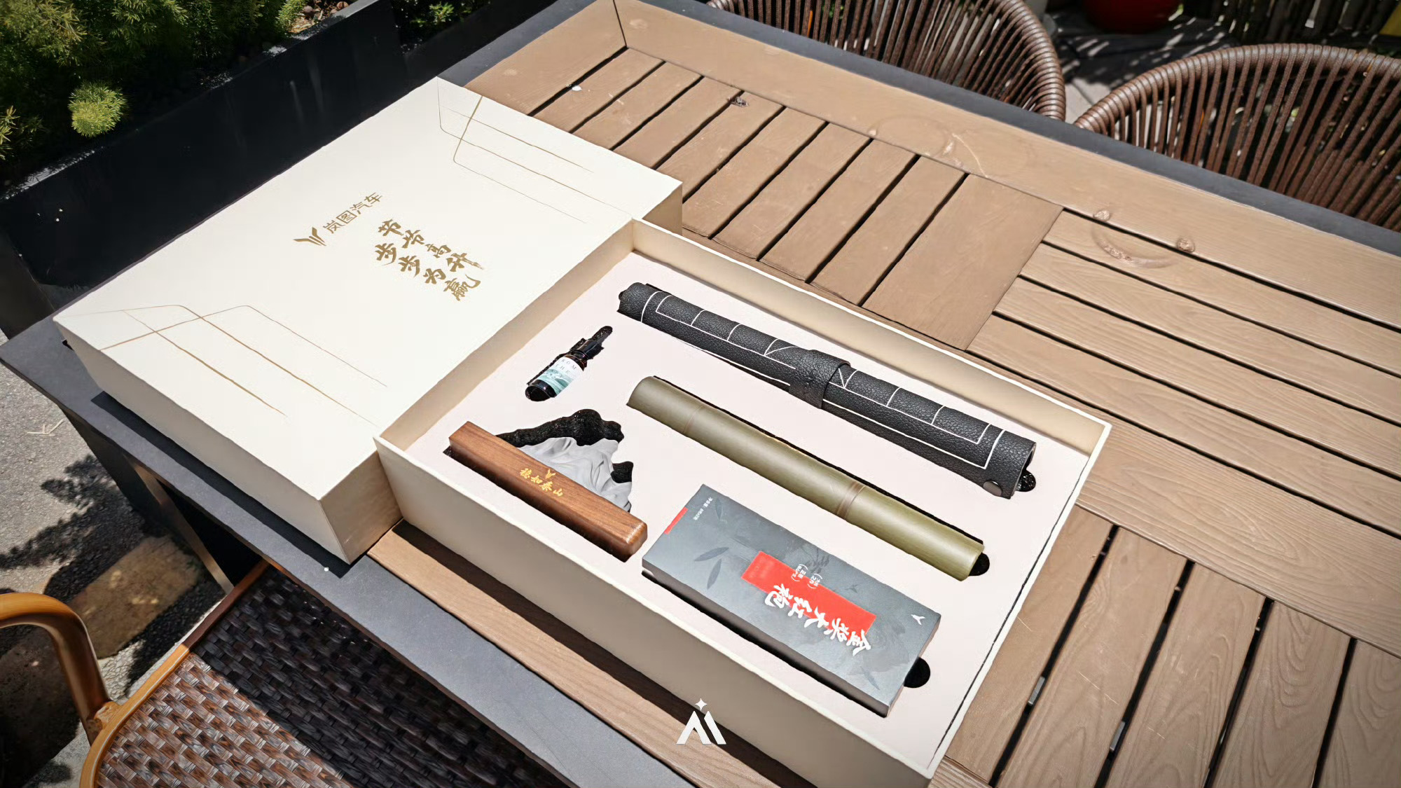 岚图向上设计的新品，我大湾区必须支持起来，右边网页链接点赞送一套好东西，祝你周末