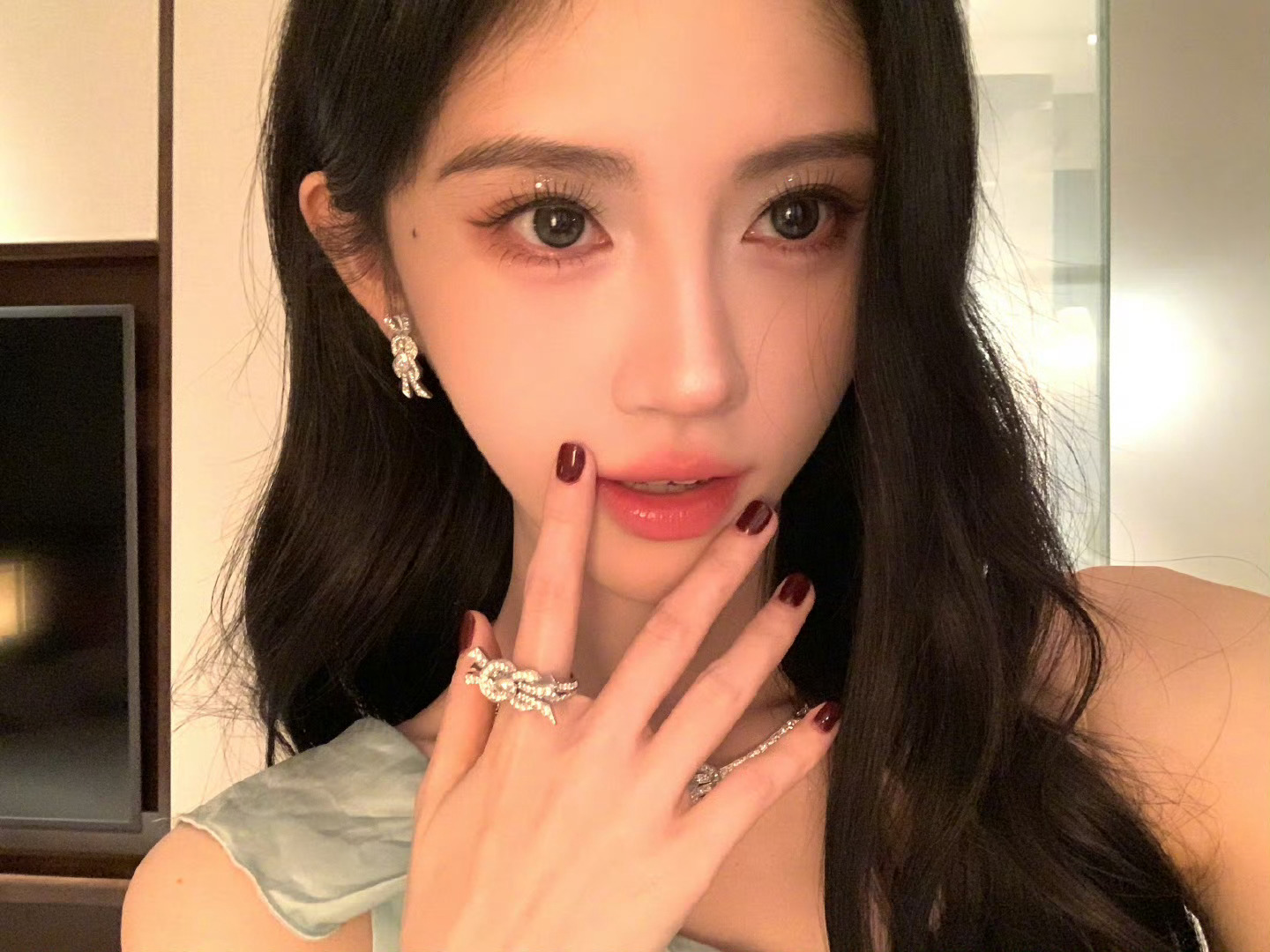 “做人一定要做成鞠婧祎这样，世界以疯子咬我，我报以唇红齿白 明眸皓齿 貌美如花。