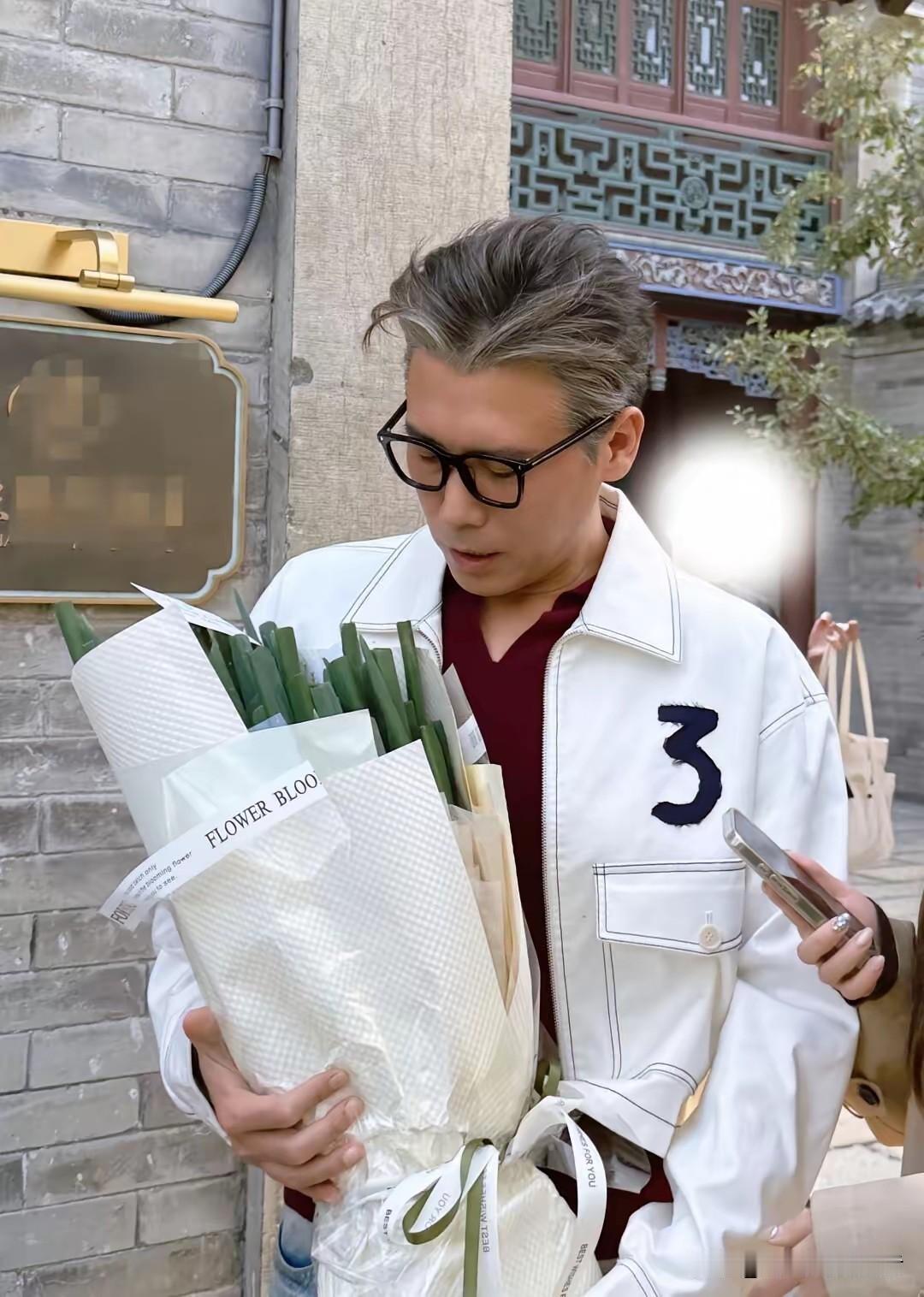 李乃文竟然收到了大葱花束，虽然看起来很有心意，但是味道太大了，放到车里会很熏人啊