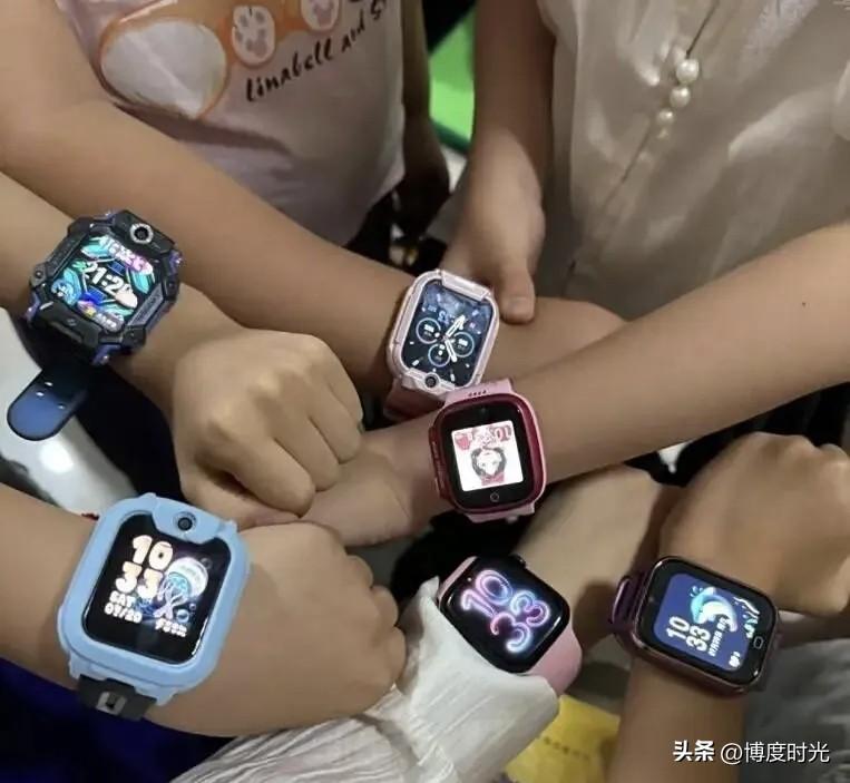小天才手表这定价，简直是把学生阶层的消费分层给明明白白折叠出来了。
班里戴Z11