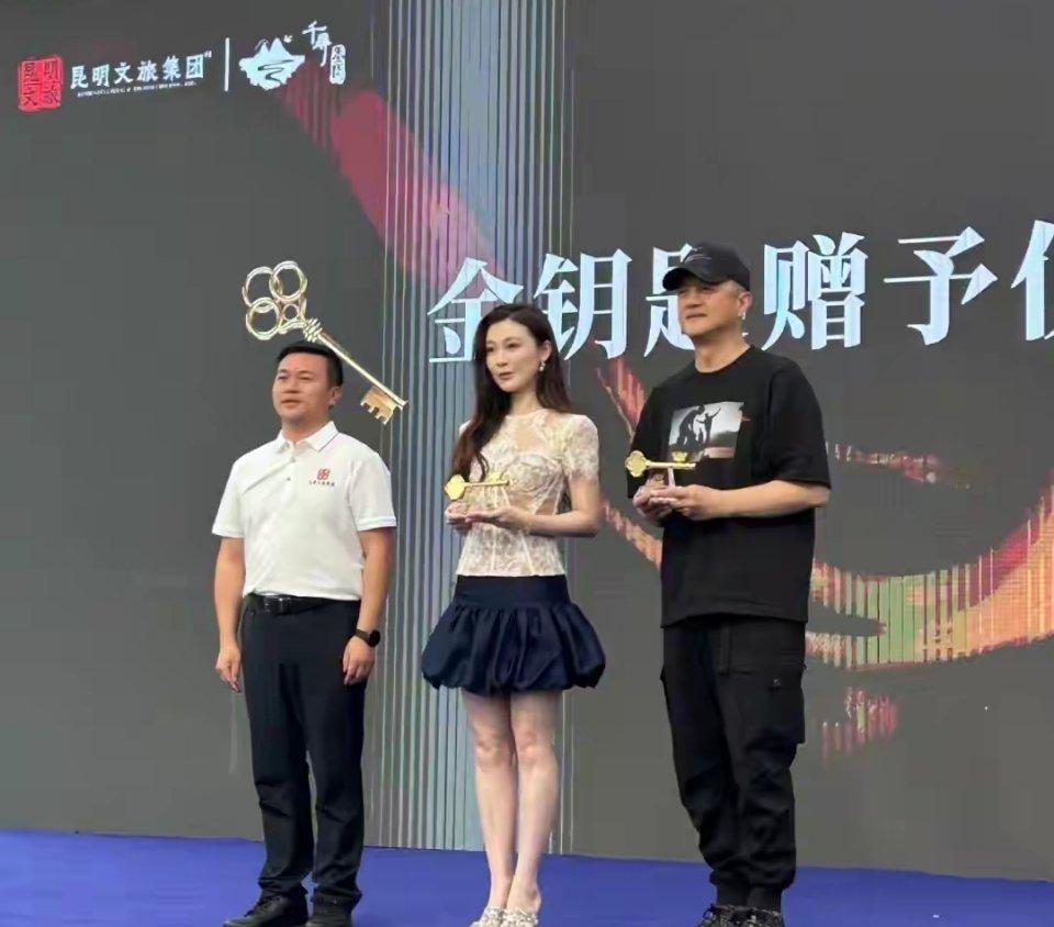李亚鹏昆明滇池千寻墨问民宿开业剪彩，演员周杰好久不露面居然来到现场捧场，还有当地