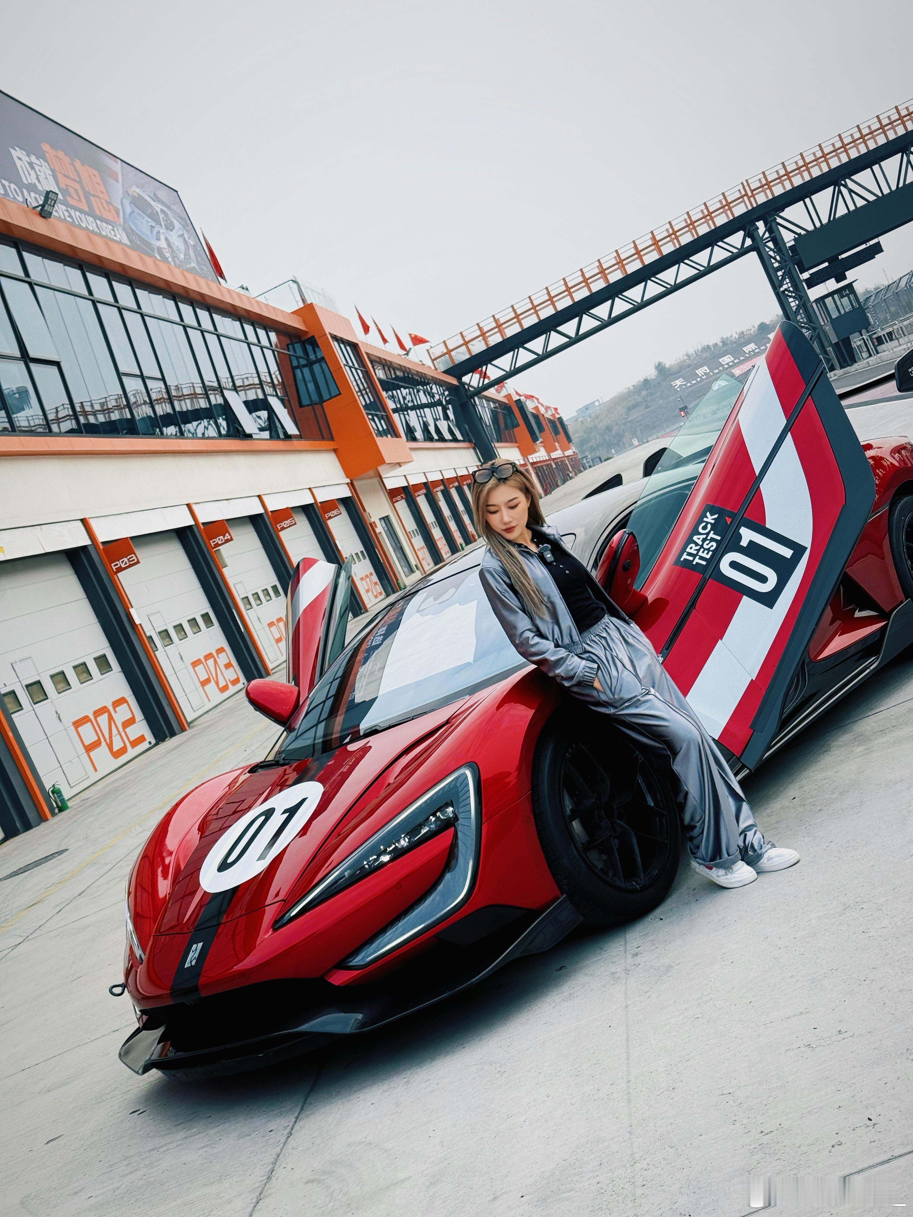 mia的汽车日常 如何评判一台车的声量：图二的海外媒体在仰望u9x车头足足拍了5