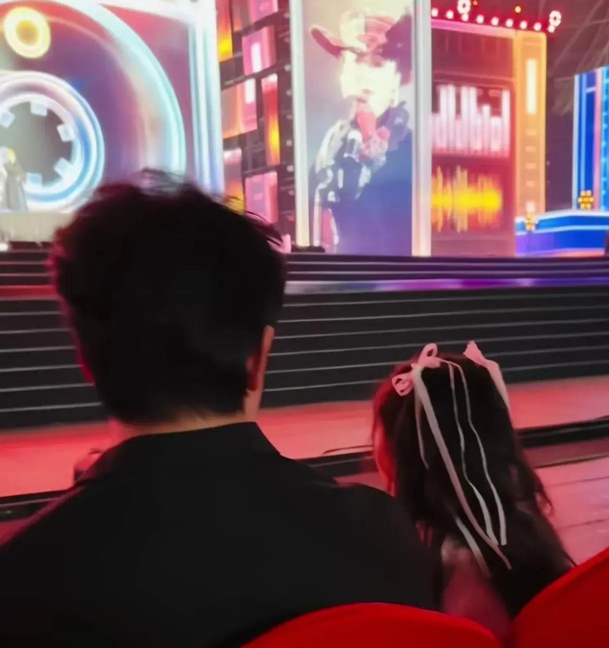 小酒窝七岁，一个人去活动，不哭不闹，自己捡瓶子，还提醒别人小心滑。
陈思诚拍她肩