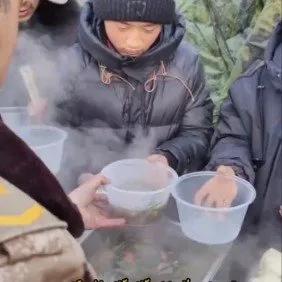 在此次地震灾区，我军炊事兵们在野外架起野战炊事车，为地震受灾群众做了热气腾腾的牛