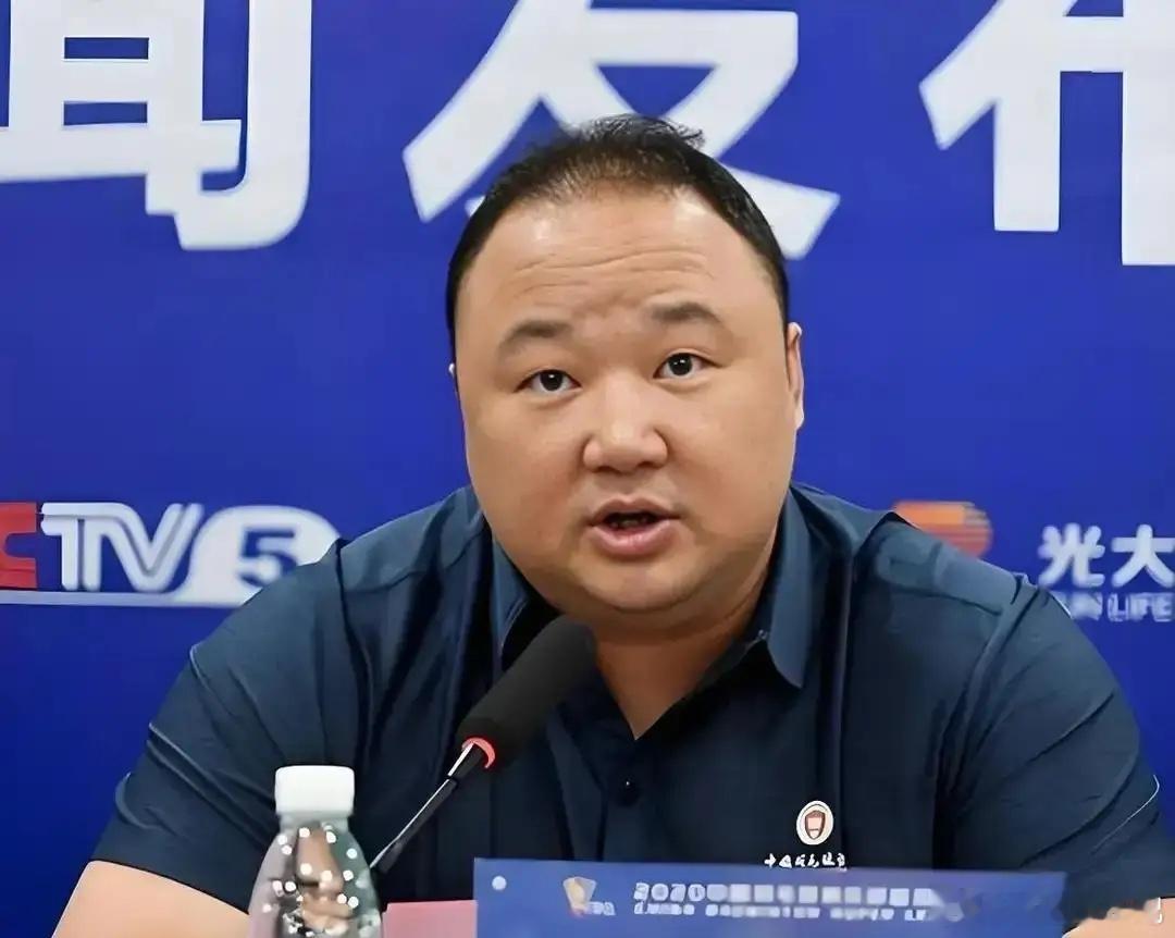 为什么张军容易被盯上？原因很简单，我去翻了几家国际单项协会的章程和几份企业内控手